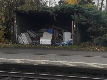 Gerümpel am südlichen Bahnsteig