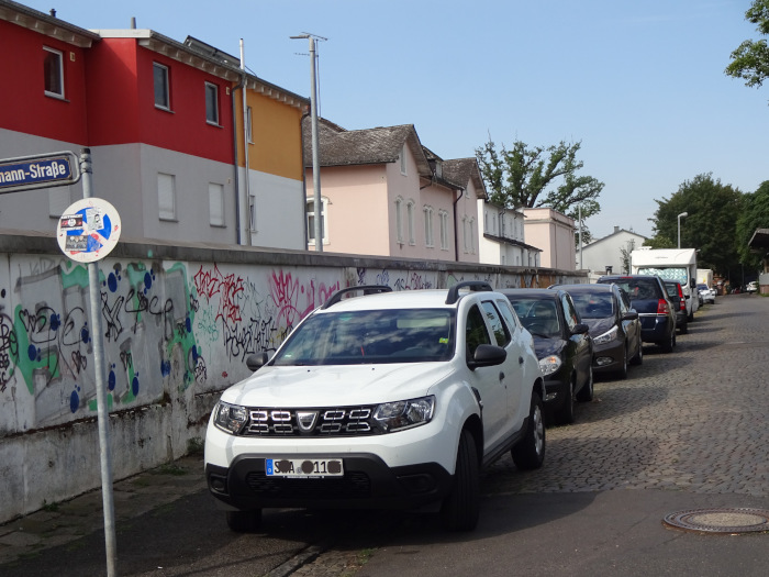 Halteverbot auf der südlichen Straßenseite