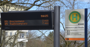 Alte Anzeigetafel an der Bushaltestelle Hermann-Löns-Straße