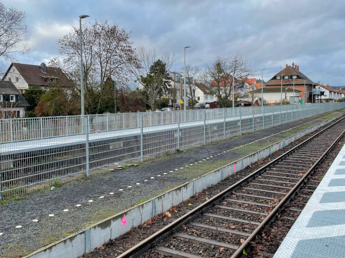 Zaun im Bahnhof Igstadt